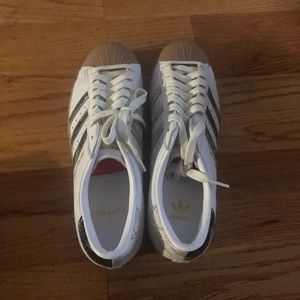 ADIDAS SUPERSTAR 80S X METROPOLITAN - CRYSTAL WHITE/GREEN/GUM